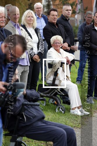 Anna Pauwlona 26 september 2020
Gerard Joling is bij de onthulling van een herdenkingsplakaat van een neergestort vliegtuig in 2e wereldoorlog. Cor de vriend van zijn moeder werd geeerd .