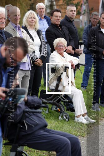 Anna Pauwlona 26 september 2020
Gerard Joling is bij de onthulling van een herdenkingsplakaat van een neergestort vliegtuig in 2e wereldoorlog. Cor de vriend van zijn moeder werd geeerd .