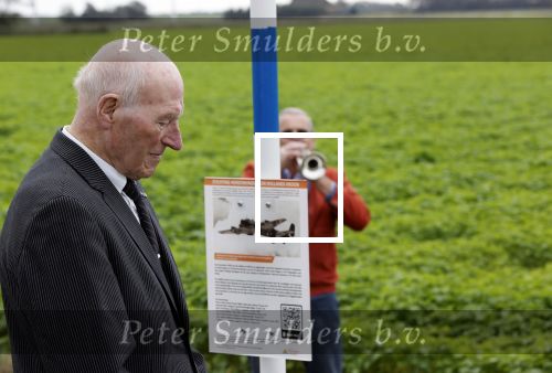 Anna Pauwlona 26 september 2020
Gerard Joling is bij de onthulling van een herdenkingsplakaat van een neergestort vliegtuig in 2e wereldoorlog. Cor de vriend van zijn moeder werd geeerd .