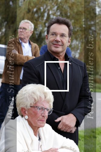 Anna Pauwlona 26 september 2020
Gerard Joling is bij de onthulling van een herdenkingsplakaat van een neergestort vliegtuig in 2e wereldoorlog. Cor de vriend van zijn moeder werd geeerd .
