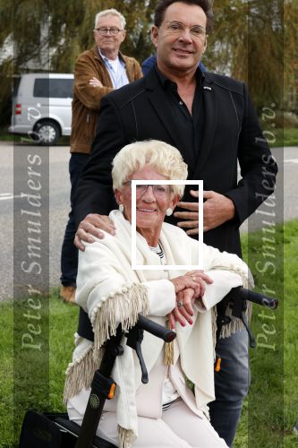 Anna Pauwlona 26 september 2020
Gerard Joling is bij de onthulling van een herdenkingsplakaat van een neergestort vliegtuig in 2e wereldoorlog. Cor de vriend van zijn moeder werd geeerd .