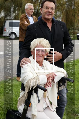 Anna Pauwlona 26 september 2020
Gerard Joling is bij de onthulling van een herdenkingsplakaat van een neergestort vliegtuig in 2e wereldoorlog. Cor de vriend van zijn moeder werd geeerd .