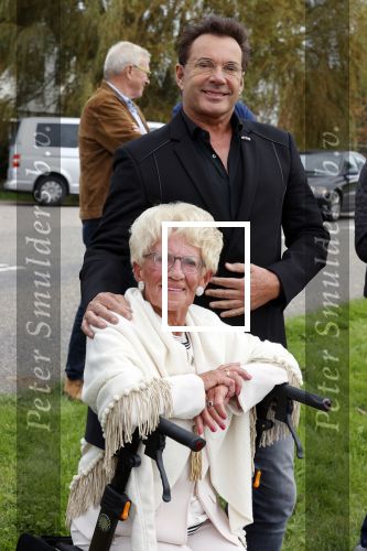 Anna Pauwlona 26 september 2020
Gerard Joling is bij de onthulling van een herdenkingsplakaat van een neergestort vliegtuig in 2e wereldoorlog. Cor de vriend van zijn moeder werd geeerd .