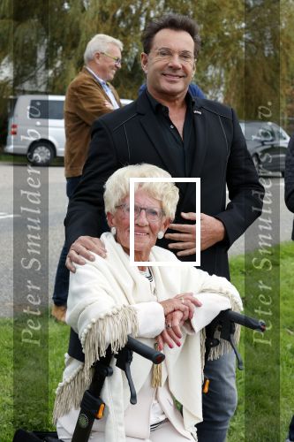 Anna Pauwlona 26 september 2020
Gerard Joling is bij de onthulling van een herdenkingsplakaat van een neergestort vliegtuig in 2e wereldoorlog. Cor de vriend van zijn moeder werd geeerd .