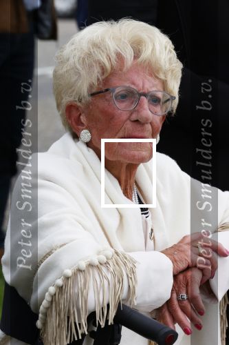Anna Pauwlona 26 september 2020
Gerard Joling is bij de onthulling van een herdenkingsplakaat van een neergestort vliegtuig in 2e wereldoorlog. Cor de vriend van zijn moeder werd geeerd .