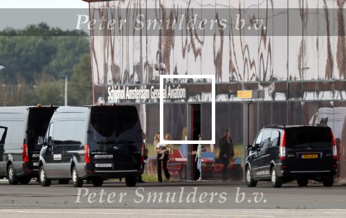 Schiphol Oost 17 september 2020
Gigi Ravelli en haar kind vliegen vanaf schiphol oost met een prive vliegtuig naar een buitenlandse bestemming. Ook vriendinnen en hun kinderen vliegen mee.