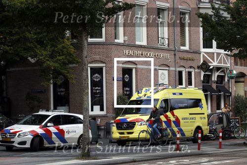 Amsterdam 7 oktober 2020
Voor de restaurants van Gordon staan een ambulance en een politie auto.