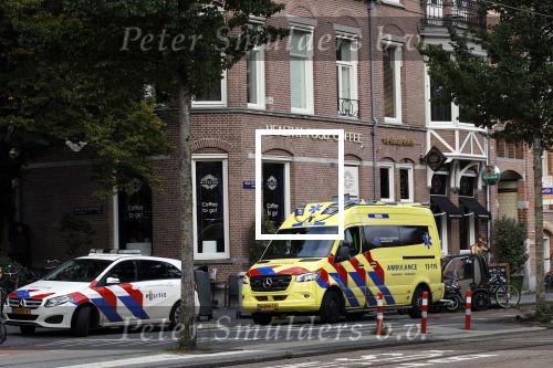 Amsterdam 7 oktober 2020
Voor de restaurants van Gordon staan een ambulance en een politie auto.