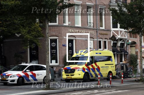 Amsterdam 7 oktober 2020
Voor de restaurants van Gordon staan een ambulance en een politie auto.