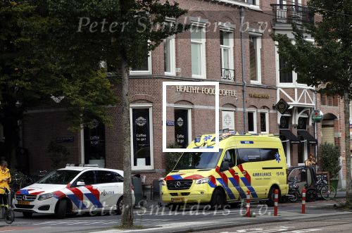 Amsterdam 7 oktober 2020
Voor de restaurants van Gordon staan een ambulance en een politie auto.