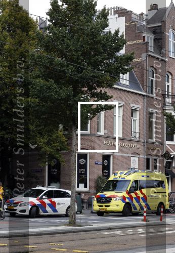 Amsterdam 7 oktober 2020
Voor de restaurants van Gordon staan een ambulance en een politie auto.