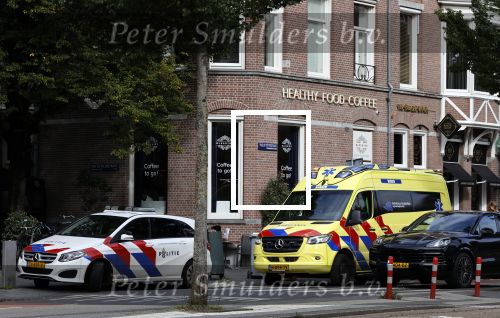 Amsterdam 7 oktober 2020
Voor de restaurants van Gordon staan een ambulance en een politie auto.