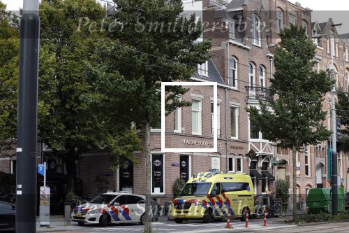 Amsterdam 7 oktober 2020
Voor de restaurants van Gordon staan een ambulance en een politie auto.