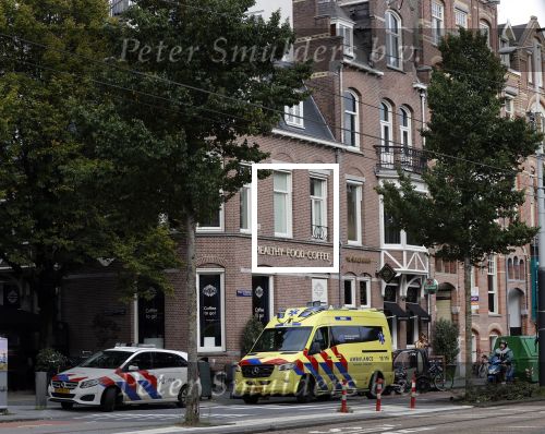 Amsterdam 7 oktober 2020
Voor de restaurants van Gordon staan een ambulance en een politie auto.