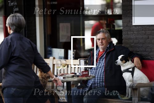 Amsterdam 29 september 2020
Hans v d Togt met vriendinnen en hondjes op terras