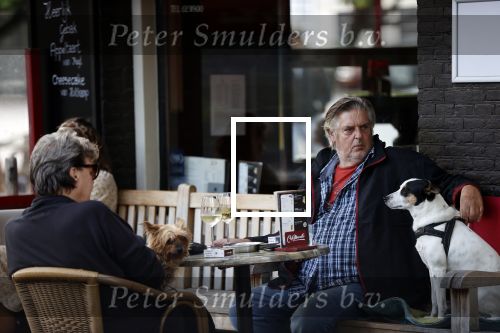 Amsterdam 29 september 2020
Hans v d Togt met vriendinnen en hondjes op terras