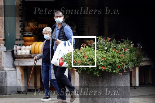 Amsterdam 7 oktober 2020
Hansje Boonstra met zoon aan het winkelen