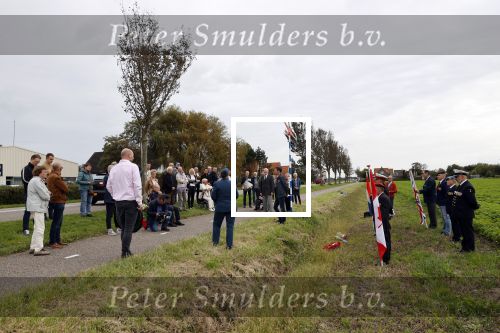 Anna Pauwlona 26 september 2020
Gerard Joling is bij de onthulling van een herdenkingsplakaat van een neergestort vliegtuig in 2e wereldoorlog. Cor de vriend van zijn moeder werd geeerd .