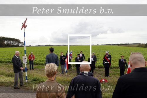 Anna Pauwlona 26 september 2020
Gerard Joling is bij de onthulling van een herdenkingsplakaat van een neergestort vliegtuig in 2e wereldoorlog. Cor de vriend van zijn moeder werd geeerd .