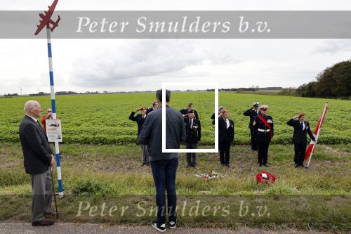 Anna Pauwlona 26 september 2020
Gerard Joling is bij de onthulling van een herdenkingsplakaat van een neergestort vliegtuig in 2e wereldoorlog. Cor de vriend van zijn moeder werd geeerd .