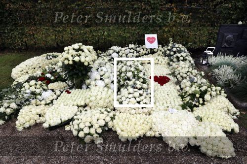 Naarden 9 oktober 2020
Het graf van Jan des Bouvrie met duizenden witte rozen en de beroemde stoel die Jan ontworpen heeft .