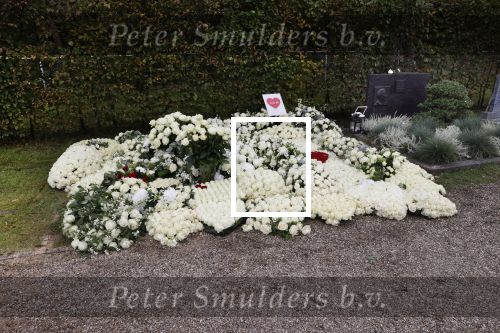 Naarden 9 oktober 2020
Het graf van Jan des Bouvrie met duizenden witte rozen en de beroemde stoel die Jan ontworpen heeft .