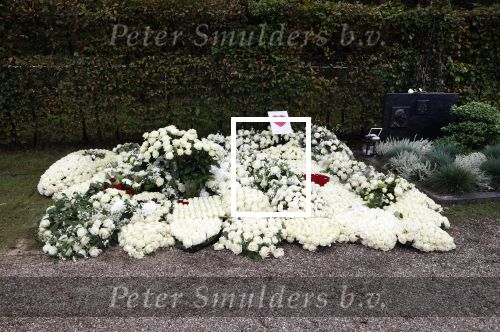Naarden 9 oktober 2020
Het graf van Jan des Bouvrie met duizenden witte rozen en de beroemde stoel die Jan ontworpen heeft .