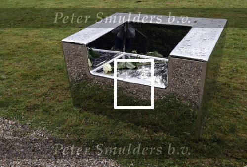 Naarden 9 oktober 2020
Het graf van Jan des Bouvrie met duizenden witte rozen en de beroemde stoel die Jan ontworpen heeft .