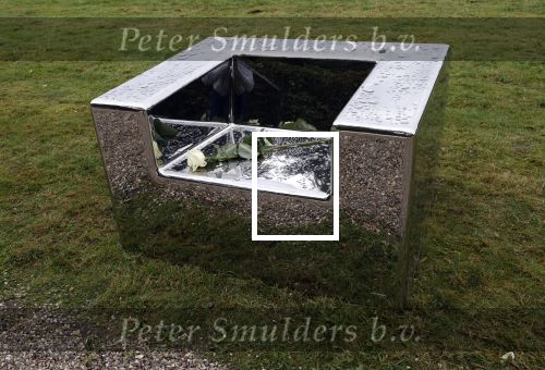 Naarden 9 oktober 2020
Het graf van Jan des Bouvrie met duizenden witte rozen en de beroemde stoel die Jan ontworpen heeft .