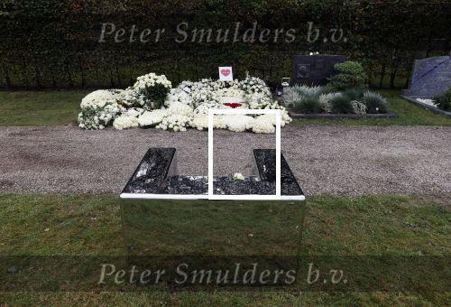 Naarden 9 oktober 2020
Het graf van Jan des Bouvrie met duizenden witte rozen en de beroemde stoel die Jan ontworpen heeft .