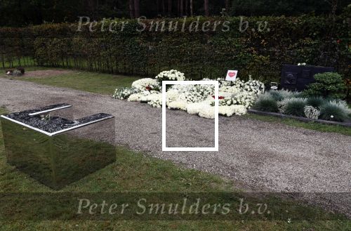 Naarden 9 oktober 2020
Het graf van Jan des Bouvrie met duizenden witte rozen en de beroemde stoel die Jan ontworpen heeft .