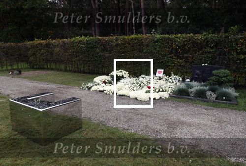 Naarden 9 oktober 2020
Het graf van Jan des Bouvrie met duizenden witte rozen en de beroemde stoel die Jan ontworpen heeft .