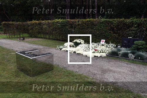 Naarden 9 oktober 2020
Het graf van Jan des Bouvrie met duizenden witte rozen en de beroemde stoel die Jan ontworpen heeft .