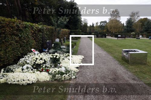 Naarden 9 oktober 2020
Het graf van Jan des Bouvrie met duizenden witte rozen en de beroemde stoel die Jan ontworpen heeft .