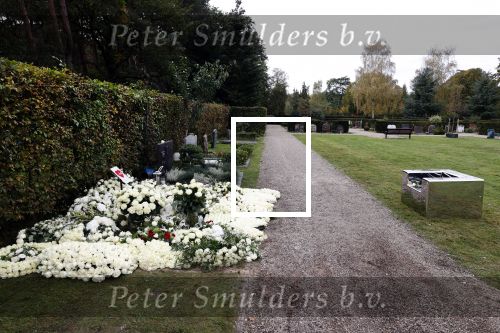 Naarden 9 oktober 2020
Het graf van Jan des Bouvrie met duizenden witte rozen en de beroemde stoel die Jan ontworpen heeft .
