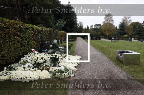 Naarden 9 oktober 2020
Het graf van Jan des Bouvrie met duizenden witte rozen en de beroemde stoel die Jan ontworpen heeft .
