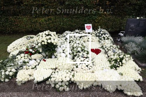 Naarden 9 oktober 2020
Het graf van Jan des Bouvrie met duizenden witte rozen en de beroemde stoel die Jan ontworpen heeft .