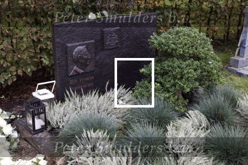 Naarden 9 oktober 2020
Het graf van Jan des Bouvrie met duizenden witte rozen en de beroemde stoel die Jan ontworpen heeft .
