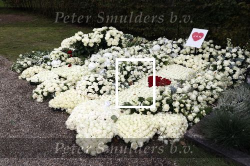 Naarden 9 oktober 2020
Het graf van Jan des Bouvrie met duizenden witte rozen en de beroemde stoel die Jan ontworpen heeft .