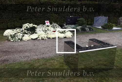 Naarden 9 oktober 2020
Het graf van Jan des Bouvrie met duizenden witte rozen en de beroemde stoel die Jan ontworpen heeft .