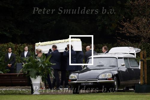 Naarden 8 oktober 2020
Begrafenis Jan des Bouvrie  op algemene begraafplaats Nieuw Valkeveen.
o a Zoons Jan Jr Jean Marc Marc Schroder en Bob Wisse droegen de kist