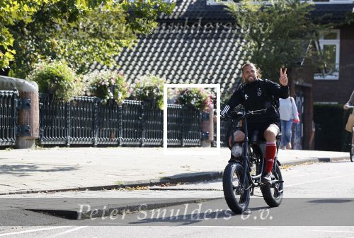 Amsterdam 19 september 2020
Johnny Heitinga op zijn electrische fiets