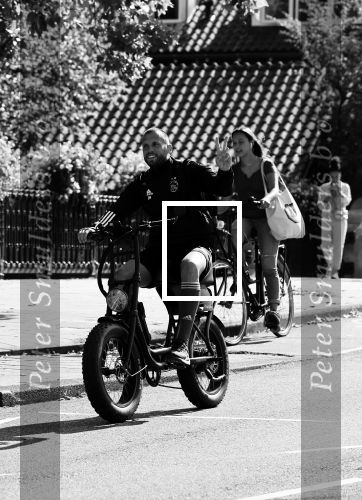 Amsterdam 19 september 2020
Johnny Heitinga op zijn electrische fiets
