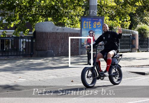 Amsterdam 19 september 2020
Johnny Heitinga op zijn electrische fiets