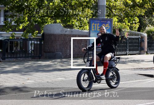 Amsterdam 19 september 2020
Johnny Heitinga op zijn electrische fiets