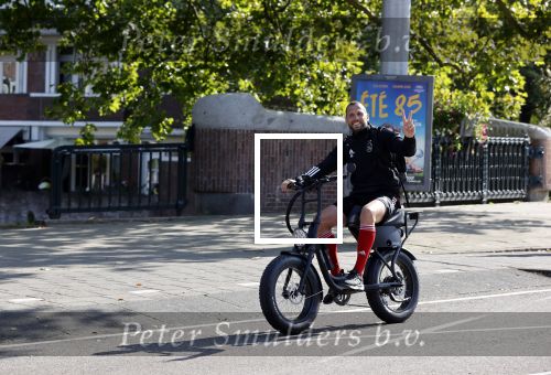 Amsterdam 19 september 2020
Johnny Heitinga op zijn electrische fiets