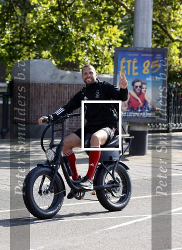 Amsterdam 19 september 2020
Johnny Heitinga op zijn electrische fiets