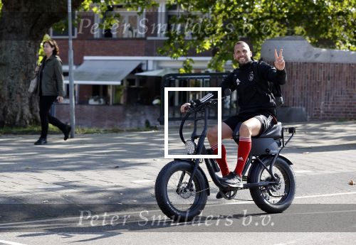 Amsterdam 19 september 2020
Johnny Heitinga op zijn electrische fiets
