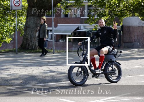 Amsterdam 19 september 2020
Johnny Heitinga op zijn electrische fiets