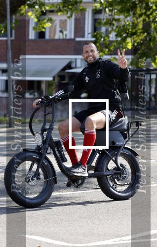 Amsterdam 19 september 2020
Johnny Heitinga op zijn electrische fiets
